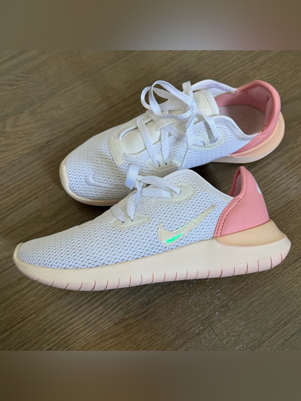 Nike Women's Hakata low top sneakers in the White Bleached Pink Coral Size 7